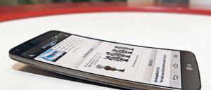 Mit der leicht geschwungenen Form des LG G Flex will der koreanische Smartphone-Hersteller LG einen neuen Trend setzen.
