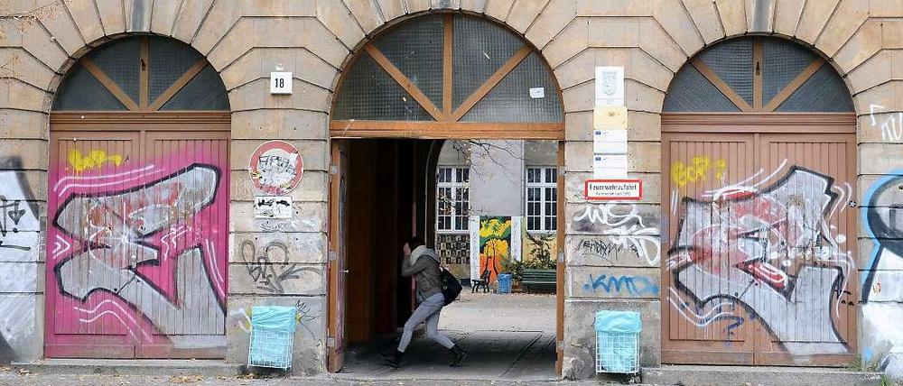 Die Schule von außen sehen. Mehr als 3500 Schüler fehlten in Berlin im letzten Schuljahr mehr als zehn Tage unentschuldigt.