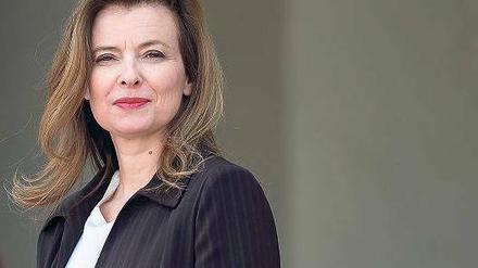 Der Abstieg von den Stufen des Elysée kommt für Valérie Trierweiler in einem Moment, zu dem sie sich in ihre Rolle an der Seite Hollandes eingefunden hatte.