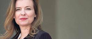Der Abstieg von den Stufen des Elysée kommt für Valérie Trierweiler in einem Moment, zu dem sie sich in ihre Rolle an der Seite Hollandes eingefunden hatte.