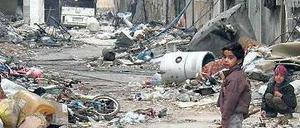 Trümmerwüste: Homs wird seit Mitte 2012 von Regierungstruppen belagert. Die Stadt ist daher von jeder Versorgung abgeschnitten. Dürfen Frauen und Kinder Homs jetzt verlassen? Foto: Reuters
