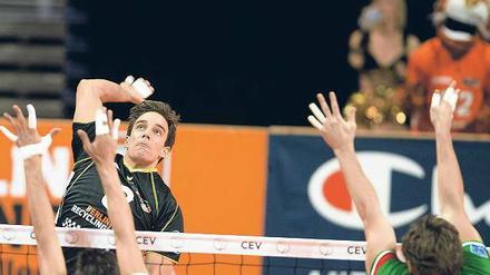 Angriff ohne Angst. Björn Höhne und die BR Volleys besiegten das hoch favorisierte Team aus Nowosibirsk.