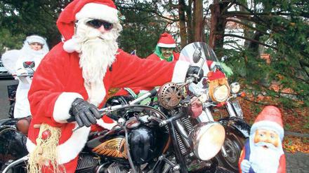Rollendes Trio. Der Steglitzer Juwelier Bernd Masche, 62, verwandelt sich immer zu Weihnachten in Santa Claus. Im Schlepptau hat er nicht nur seine Helfer, Engel Heike Forza, 48, und den grünen Grinch Olaf Hoffmann, 53. 
