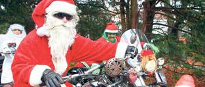 Rollendes Trio. Der Steglitzer Juwelier Bernd Masche, 62, verwandelt sich immer zu Weihnachten in Santa Claus. Im Schlepptau hat er nicht nur seine Helfer, Engel Heike Forza, 48, und den grünen Grinch Olaf Hoffmann, 53. 