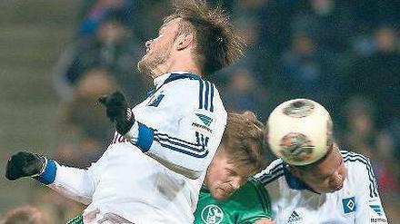 Zwei zaudern, einer stößt zu. Zwischen den Hamburger Westermann (links) und Tah köpft Schalkes Huntelaar ein zum 1:0. Es war der Anfang vom Ende für den HSV.