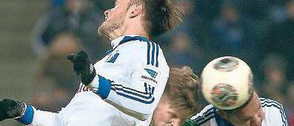 Zwei zaudern, einer stößt zu. Zwischen den Hamburger Westermann (links) und Tah köpft Schalkes Huntelaar ein zum 1:0. Es war der Anfang vom Ende für den HSV.