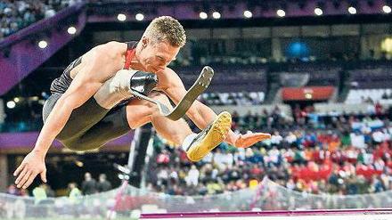 Erst weite Sätze, dann viele Fragen. Markus Rehm bei seinem Paralympics-Sieg 2012 in London.