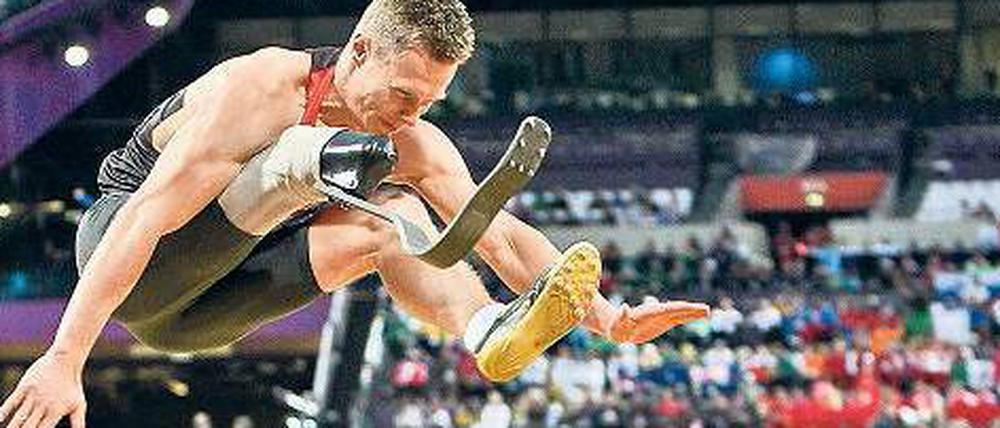 Erst weite Sätze, dann viele Fragen. Markus Rehm bei seinem Paralympics-Sieg 2012 in London.