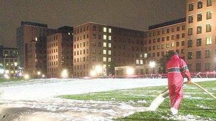 Schaumbad in Mitte. Der Tilla-Durieux-Park, aufgenommen in der Nacht zu Mittwoch.