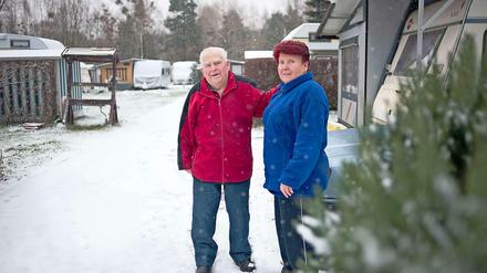 Das Rentner-Ehepaar Gericke steht im Schnee vor seinem Wohnwagen.