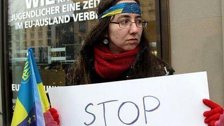 Kerzen für den Frieden. Oleksandra Bienert demonstriert in Berlin für die alte Heimat. Vor der ukrainischen Botschaft wird der Toten gedacht. 