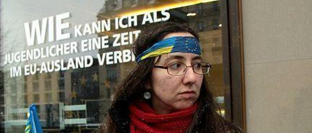 Kerzen für den Frieden. Oleksandra Bienert demonstriert in Berlin für die alte Heimat. Vor der ukrainischen Botschaft wird der Toten gedacht.