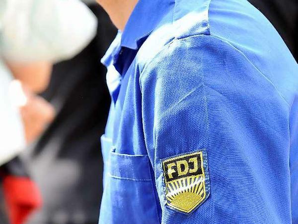 Jugendlicher im FDJ-Hemd