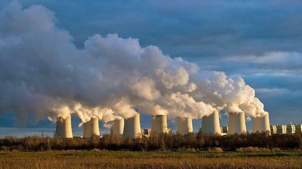 Auch die Köpfe rauchen. Die Vattenfall-Anlage in Jänschwalde ist nach Konzern-Angaben das größte deutsche Braunkohlekraftwerk. Über die Zukunft wird nachgedacht.