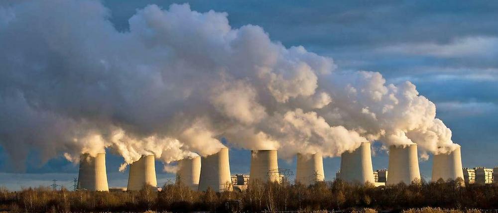 Auch die Köpfe rauchen. Die Vattenfall-Anlage in Jänschwalde ist nach Konzern-Angaben das größte deutsche Braunkohlekraftwerk. Über die Zukunft wird nachgedacht.
