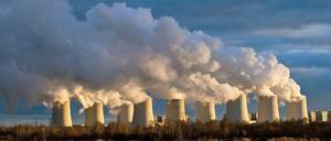 Auch die Köpfe rauchen. Die Vattenfall-Anlage in Jänschwalde ist nach Konzern-Angaben das größte deutsche Braunkohlekraftwerk. Über die Zukunft wird nachgedacht.
