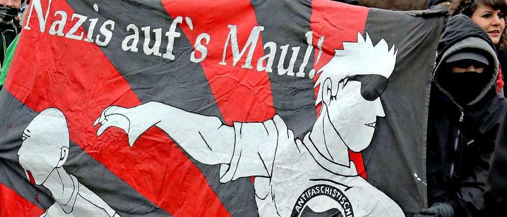 Mitglieder der Antifa protestieren am 13.04.2013 gegen einen Aufmarsch von Rechtsextremisten im sächsischen Plauen.