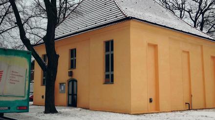 Die Kirche am Anger von Alt-Müggelheim weist Brandspuren auf. Rätsel geben nun zwei Autobrände in unmittelbarer Nähe auf. 