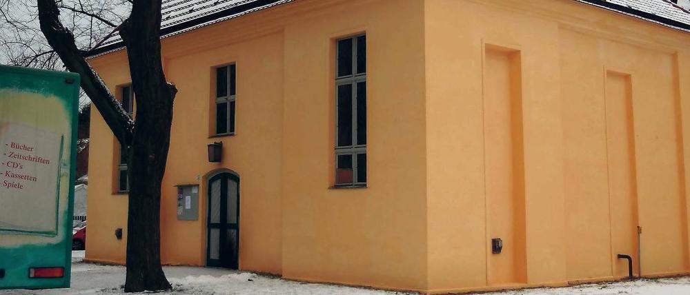 Die Kirche am Anger von Alt-Müggelheim weist Brandspuren auf. Rätsel geben nun zwei Autobrände in unmittelbarer Nähe auf. 