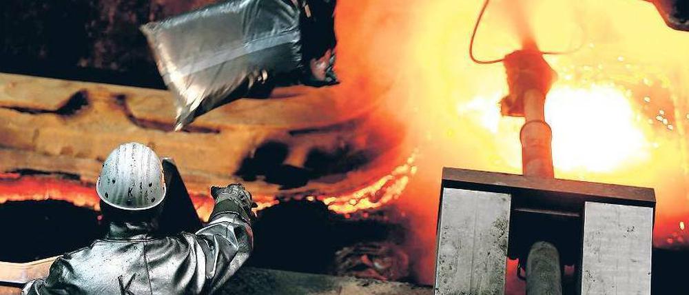 Standortproblem. Die Stromkosten sind hierzulande ungefähr doppelt so hoch wie in den USA, wo sich die Politik über eine Reindustrialisierung freut. Für große Energieverbraucher aus der Stahl-, Zement- oder Chemieindustrie wird es eng in Deutschland. 