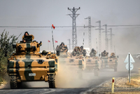 Türkische Panzer am Donnerstag auf dem Weg zur syrischen Grenze.