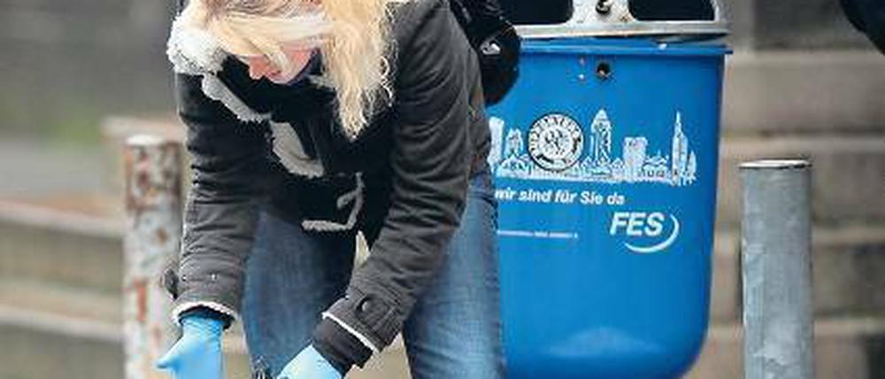 Rache nach Mord wegen Parkplatzes. Eine Beamtin sichert die Waffe. Foto: dpa