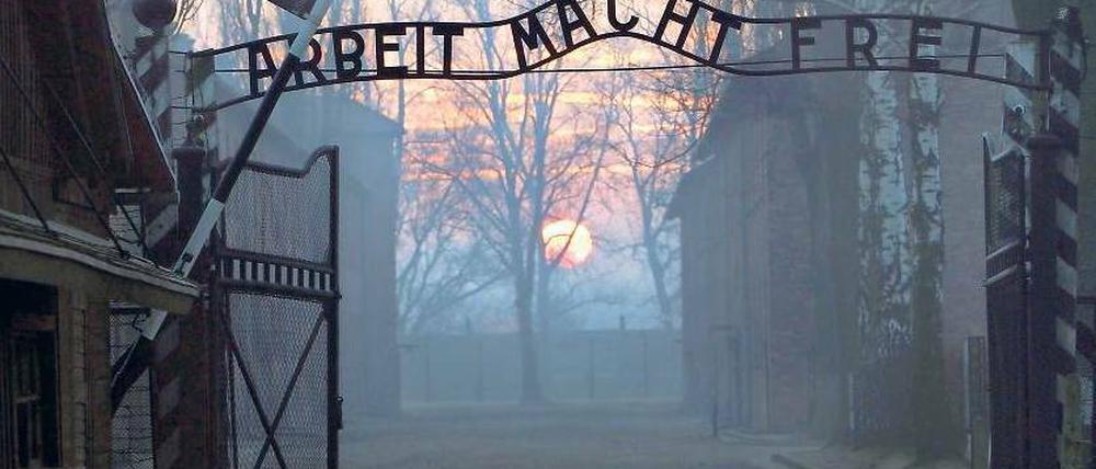 das Tor zum Konzentrationslager, wie es heute erhalten ist