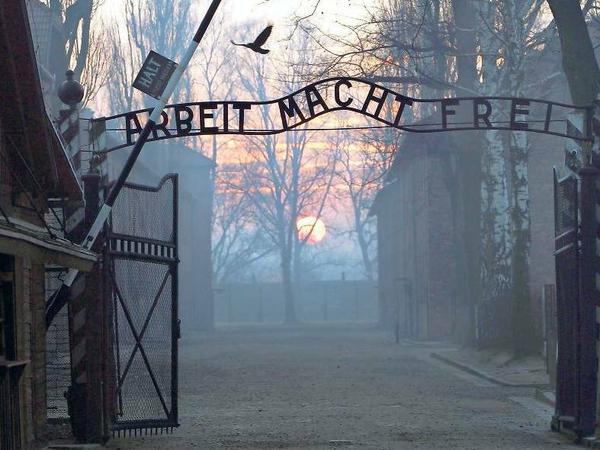 das Tor zum Konzentrationslager, wie es heute erhalten ist