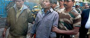 Abgeführt. Balai Mandi (Mitte) ist der Vorsteher des Dorfes. Foto: AFP