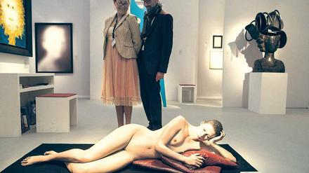 Blick in die Koje der Brüsseler Galerie Marc Heiremans, im Vordergrund eine Bronzeskulptur von John De Andrea 