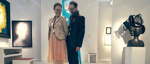 Blick in die Koje der Brüsseler Galerie Marc Heiremans, im Vordergrund eine Bronzeskulptur von John De Andrea 