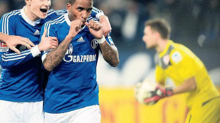 Doppellutscher. Jefferson Farfan (Mitte) konnte beim 3:0-Sieg der Schalker gegen den VfB Stuttgart gleich zweimal als Torschütze jubeln. Foto: dpa