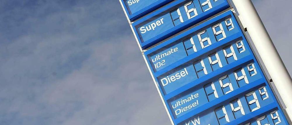 Anzeigentafel einer Tankstelle: die Benzin- und Spritpreise müssen ab sofort gemeldet werden.