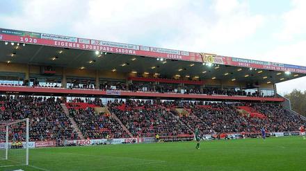 Union Berlin ist seinen neue Haupttribüne lieb und teuer.