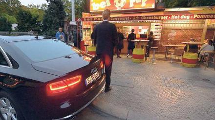 Der Fahrer wartet. „Bei Papa“ an der Hermannstraße ist eine Limousine mit Chauffeur eher die Ausnahme.