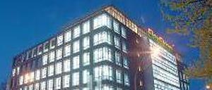 Die Zentrale. In diesem Gebäude neben dem Verteidigungsministerium sitzt die Firma zur Miete. Unter dem Logo am Haupteingang prangt auch der Slogan „Verboten günstig“.