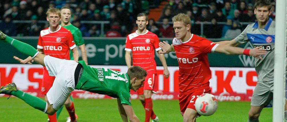 Voller Einsatz. Nils Petersen bei einer Flugkopfballeinlage gegen Fortuna Düsseldorf.