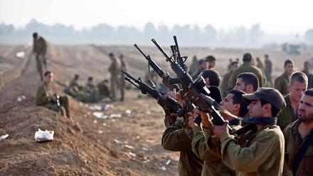 Israelische Soldaten überprüfen ihre Waffen nahe der Grenze zum Gaza-Streifen. 