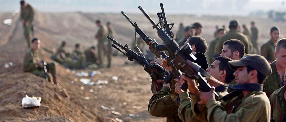 Israelische Soldaten überprüfen ihre Waffen nahe der Grenze zum Gaza-Streifen. 