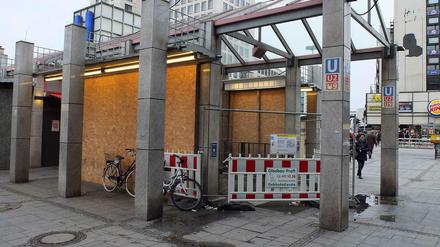 Seit einem halben Jahr ist diese Treppe am Bahnhof Zoo unbenutzbar.