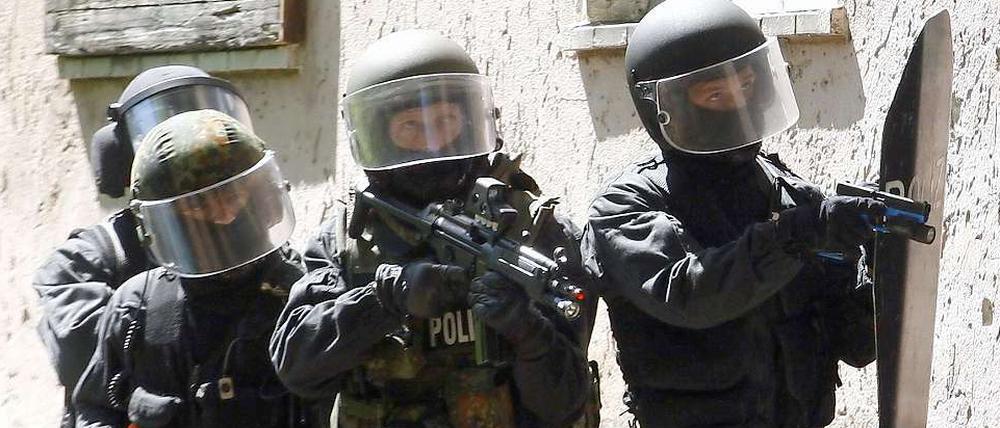 Archivfoto von Elite-Polizisten bei einem Einsatz in Brandenburg.