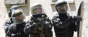 Archivfoto von Elite-Polizisten bei einem Einsatz in Brandenburg.