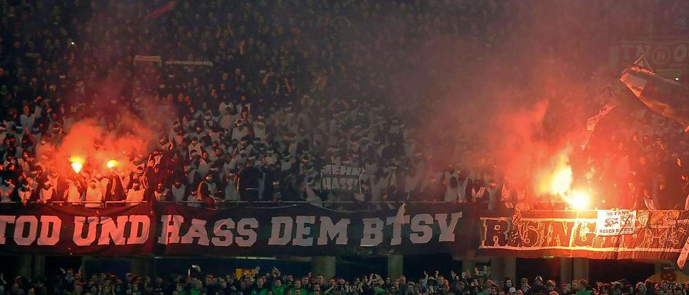 Hannover-96-Fans zünden Bengalische Feuer.