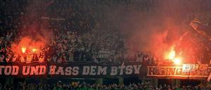Hannover-96-Fans zünden Bengalische Feuer.