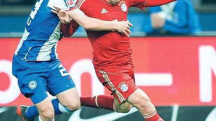 Die Bayern im Griff? Herthas Mittelfeldspieler Fanol Perdedaj zeigt an Franck Ribery, was die Berliner vorhaben.