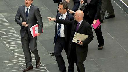 Probleme in der Arbeitsgruppe. Thomas Oppemann (l.) und Hans-Peter-Friedrich (Mitte).