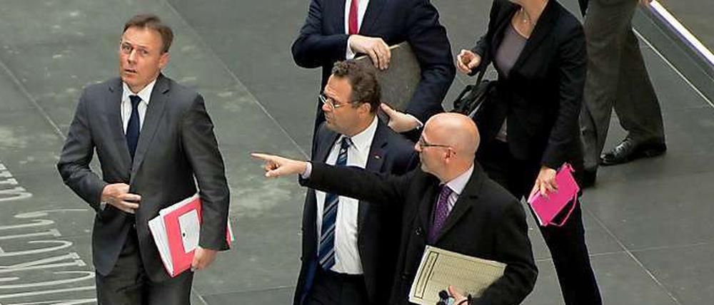 Probleme in der Arbeitsgruppe. Thomas Oppemann (l.) und Hans-Peter-Friedrich (Mitte).