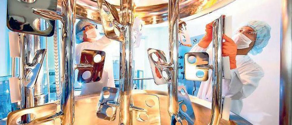 Medizin von Bayer. Mitarbeiter reinigen und kontrollieren die Rührstäbe eines Salbenmischers zur Herstellung von Bepanthen Wund- und Heilsalbe in der Bayer-Produktionsstätte in Grenzach-Wyhlen in Baden-Württemberg. Foto: dpa
