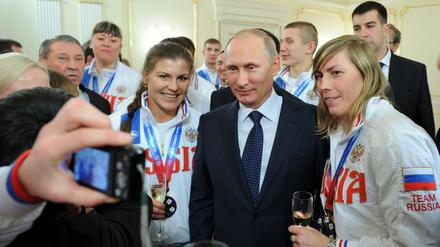 Russlands Präsident Wladimir Putin mit russischen Sportlern. 