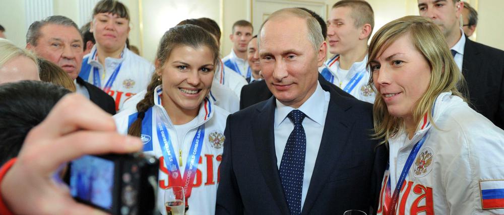 Russlands Präsident Wladimir Putin mit russischen Sportlern. 